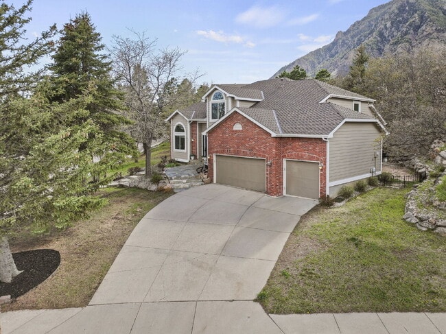 Building Photo - Spacious 6-Bedroom Broadmoor Rental with M...