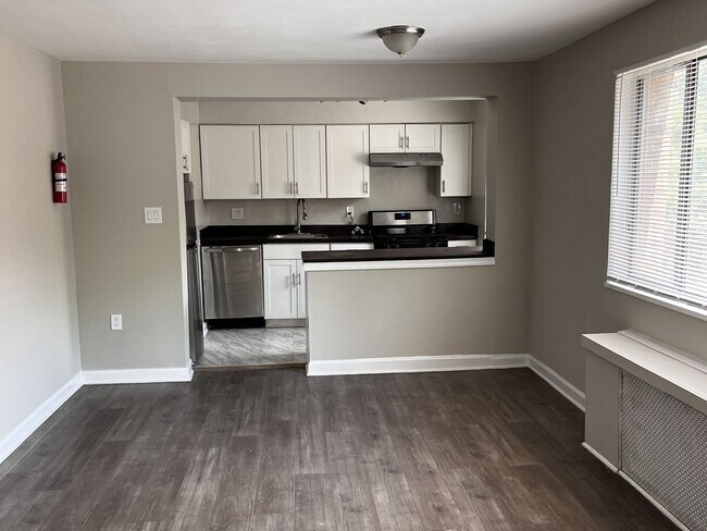 Foto del edificio - Affordable 2-Bedroom Apartment in Southwes...