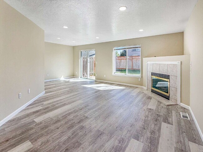 Foto del edificio - Spacious 3-bedroom Duplex in Wilkes Neighborhood **1/2 off November 2026 and December 2026 rent!!!**