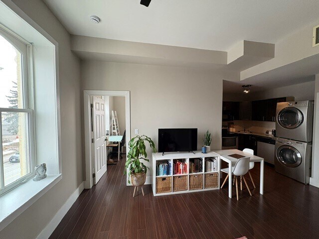 Photo du bâtiment - 73 King St W