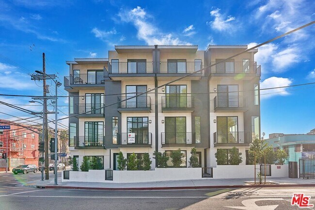 Foto del edificio - 2604 James M Wood Blvd