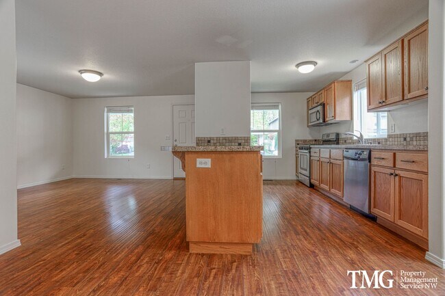 Foto del edificio - 3 Bed 2.5 Bath Home on Corner Lot Near Dow...