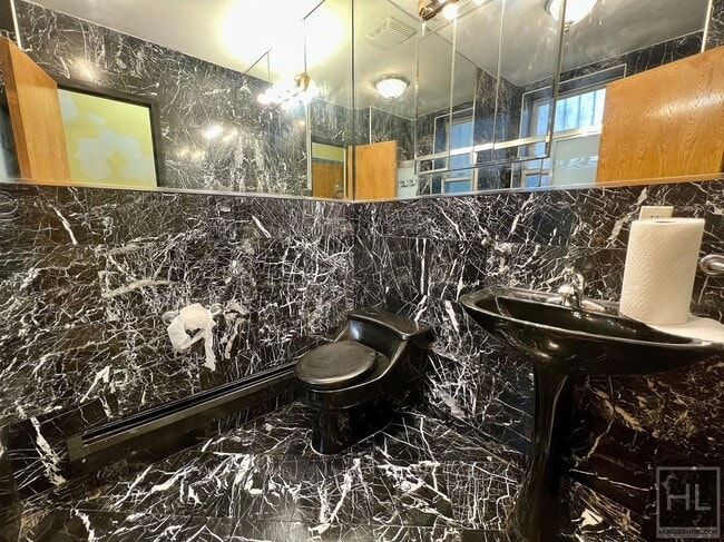 Foto del edificio - Spacious Studio Apartment In Prospect Heights Across The Street From Brooklyn Museum