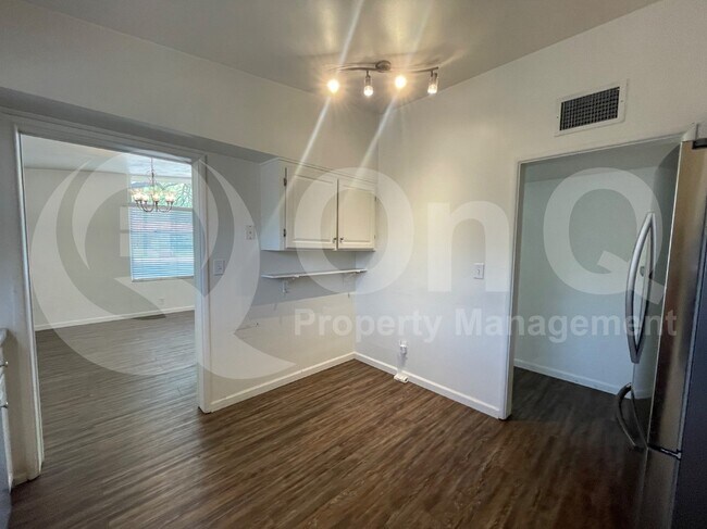 Foto del edificio - 2439 E 8th St