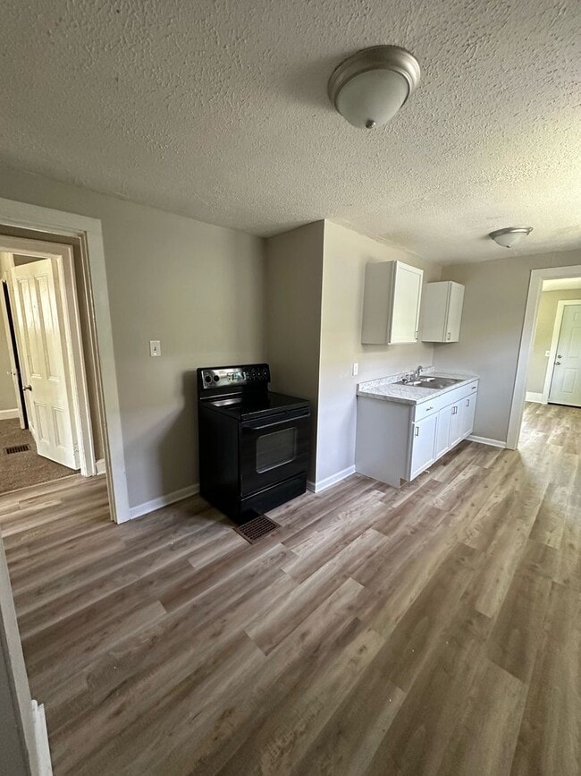 Building Photo - 3/1 Recently Renovated Cozy Home