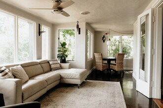 Building Photo - 133 East Mistletoe-SI ID1638171P