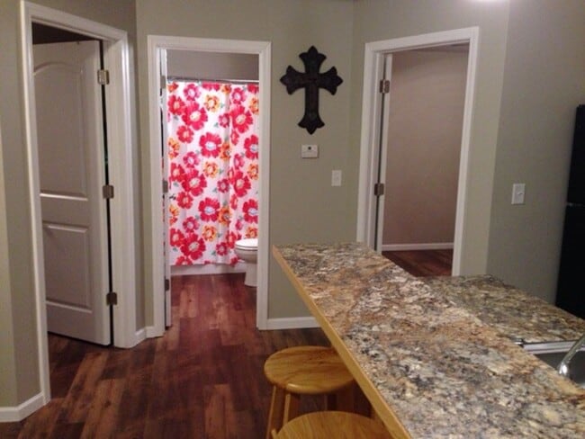 Building Photo - 3D Tour Available - Great Location + Washer & Dryer + Pet Friendly! Available August 1st!