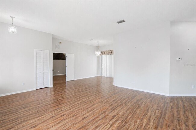 Building Photo - 10435 Crestfield Dr