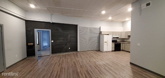 Building Photo - 2 br, 2 bath Apartment - 1318 W. 18th St. N.