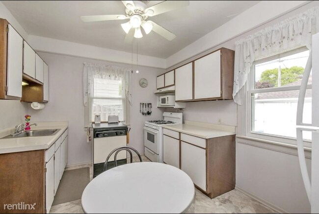 Building Photo - 3 br, 1 bath Townhome - 3548 N Murray Ave