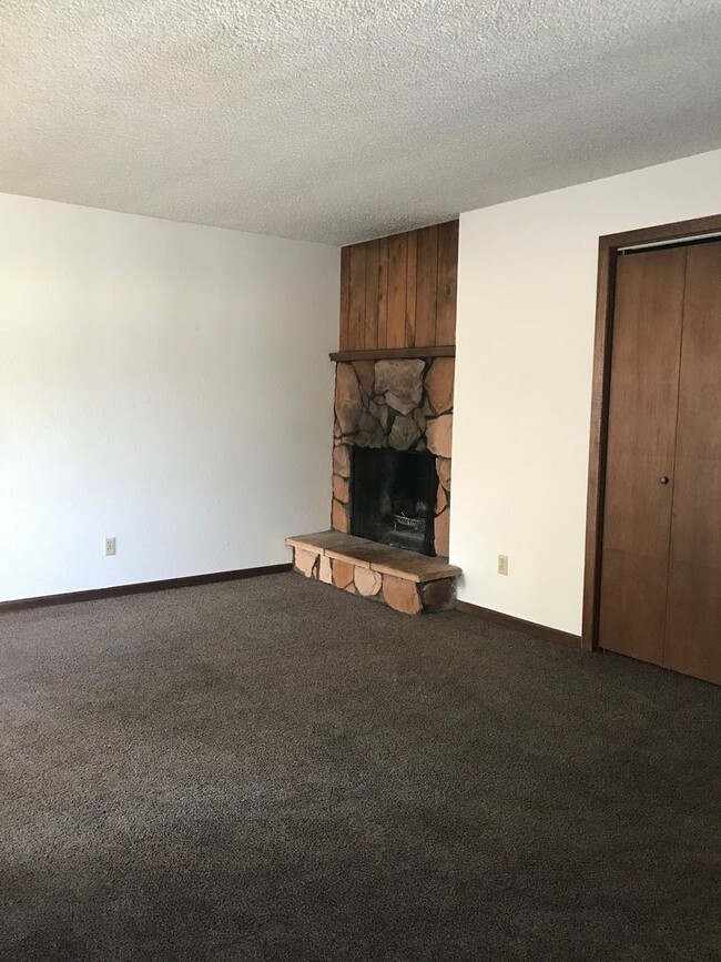 Building Photo - 2 Bedroom 1 Bath 4Plex-5 Mins from Campus