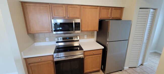 Building Photo - 9887 Baywinds Blvd