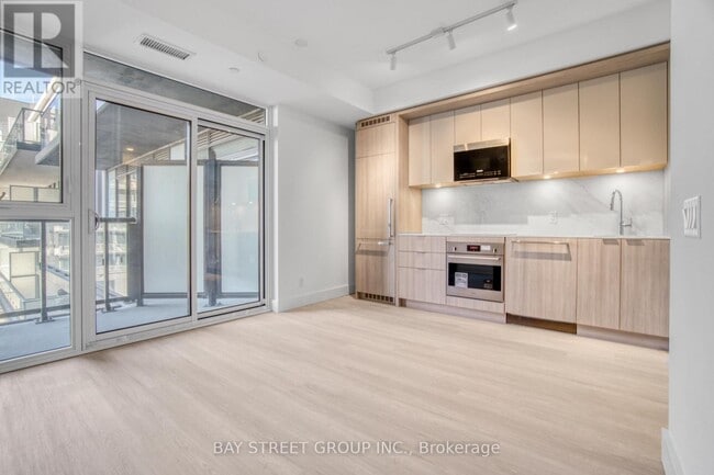 Building Photo - 6 Greenbriar Rd