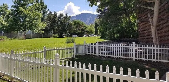 Building Photo - One Bedroom Condo Walking Distance to CU with Fenced Backyard and Flatiron Views!