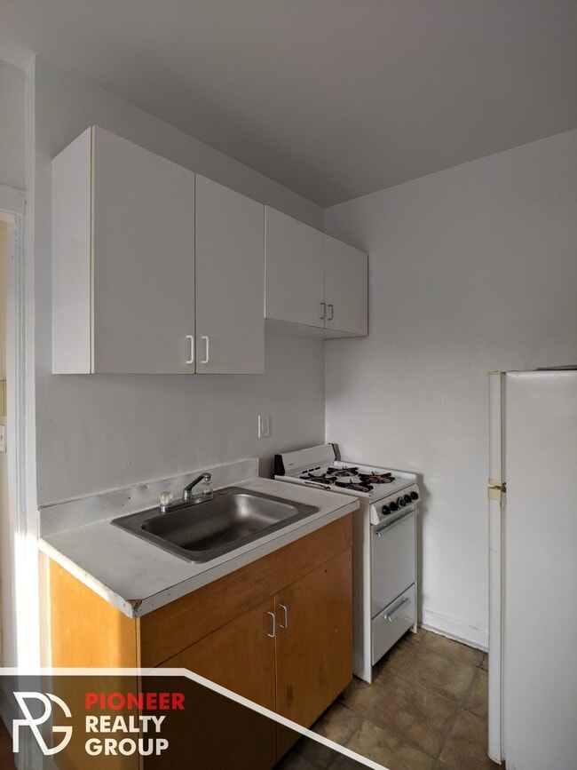 Building Photo - 3304 W Schubert Ave