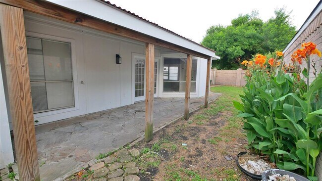 Building Photo - 3707 Vineyard Dr