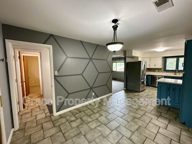 Building Photo - 852 S Quail Way