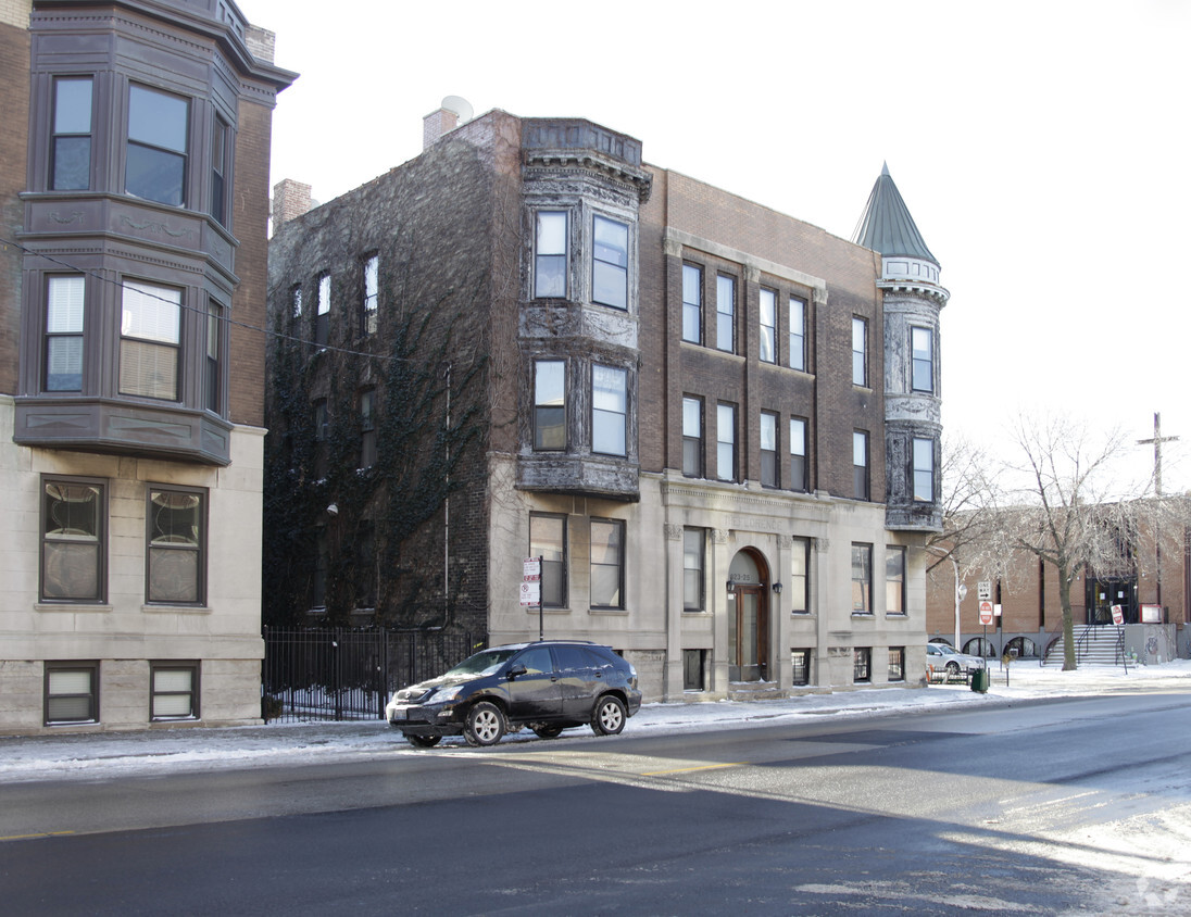 Building Photo - 823 W Addison St