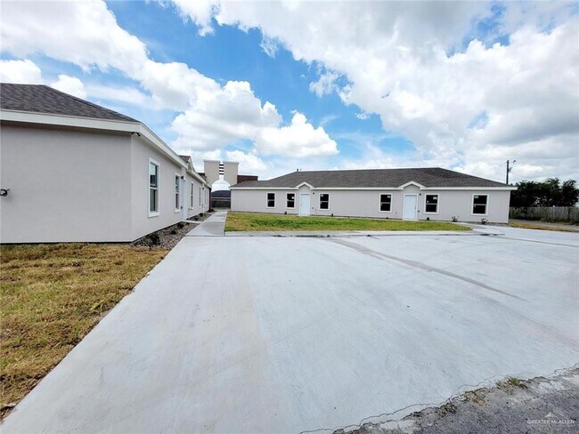 Foto del edificio - 15 Rosemary Dr