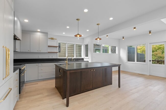 Building Photo - 3bd/2.5ba Seattle House