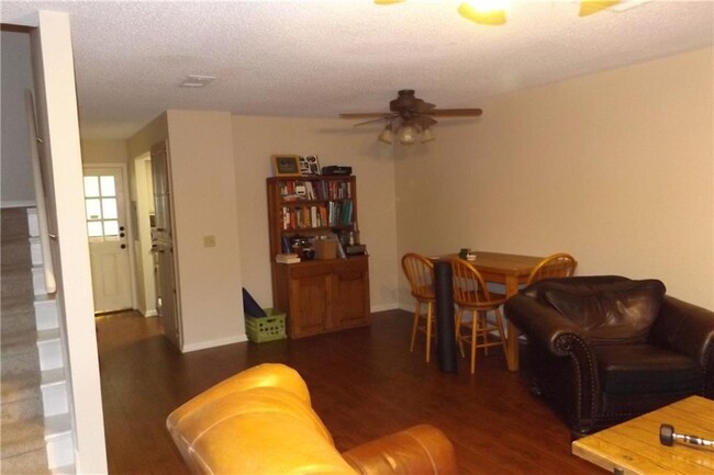 Foto del edificio - 3312 Foster Ln