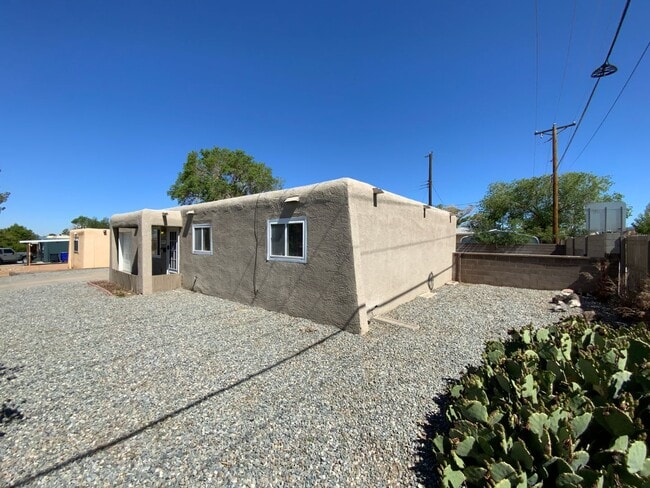 Building Photo - 3 Bedroom Single Story Home Available Near...