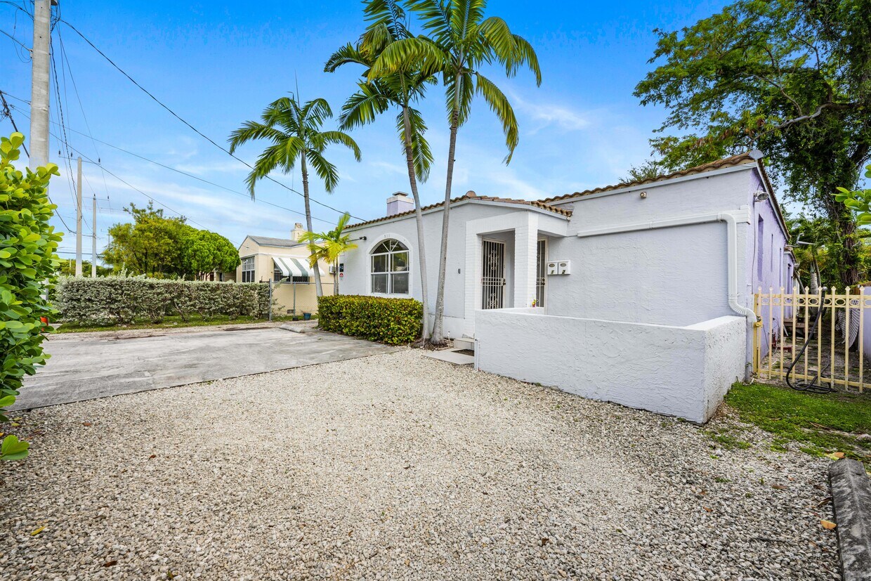 Foto del edificio - 531 NE 71st St