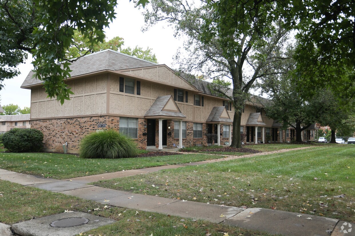 The Groves Apartments & Townhomes Apartments Florissant, MO