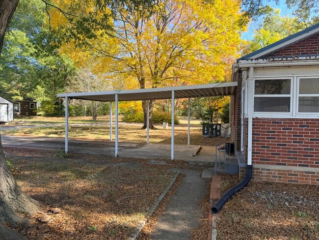 Foto del edificio - 1828 Statesville Blvd