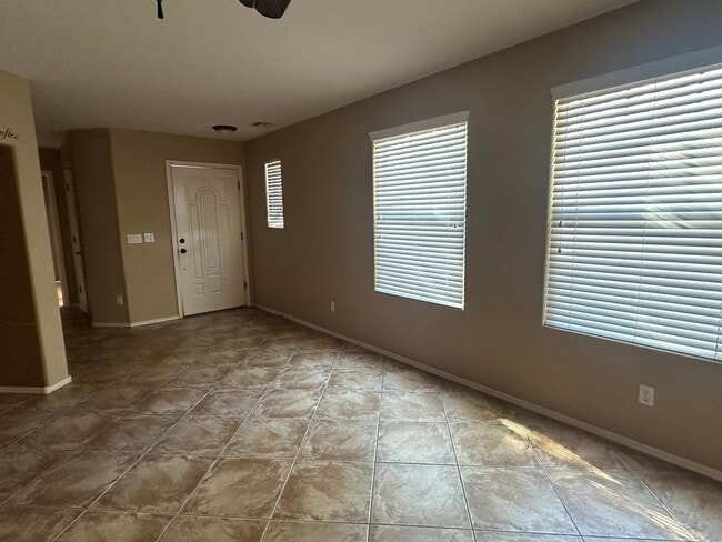 Building Photo - 4 BEDROOM HOME IN LYONS GATE