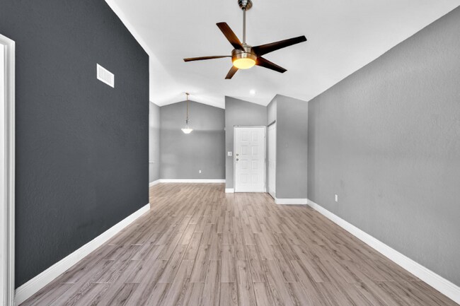 Foto del edificio - 2850 N Oakland Forest Dr