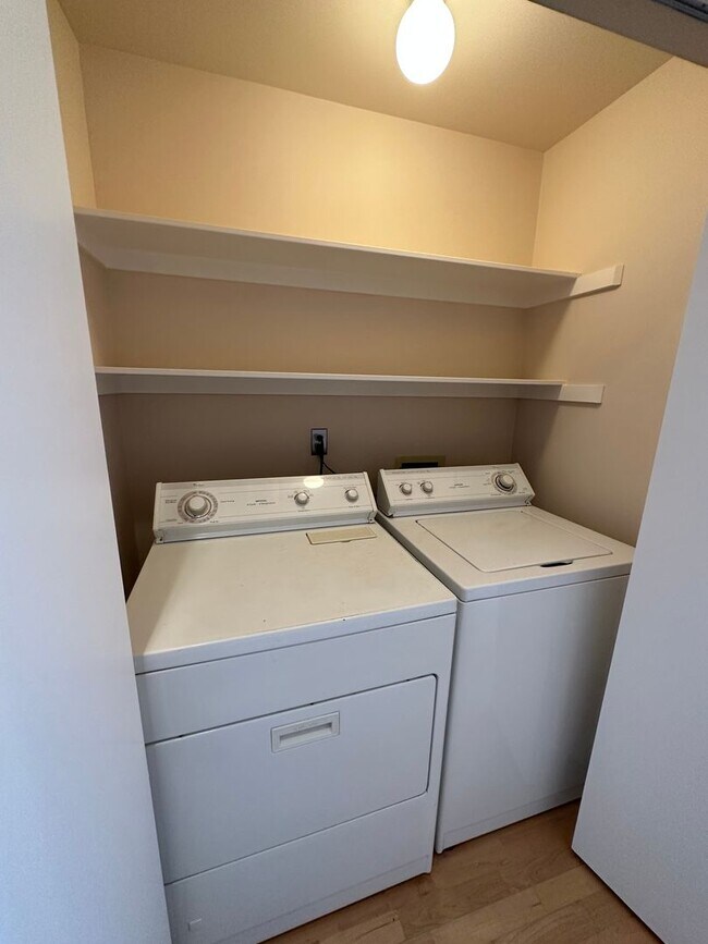 Foto del edificio - Top Floor Live work loft with 2 baths, in ...