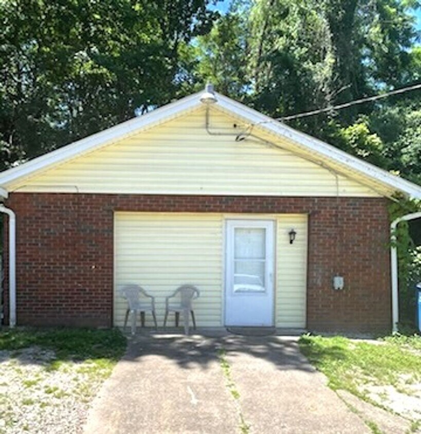 1120 Norway Ave Unit Apartment 3, Huntington, WV 25705 Room for Rent