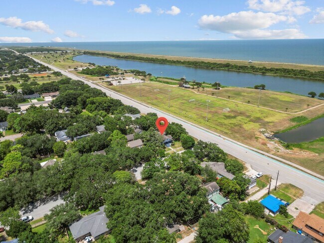 Building Photo - Charming 3 bedroom 1940's bungalow!