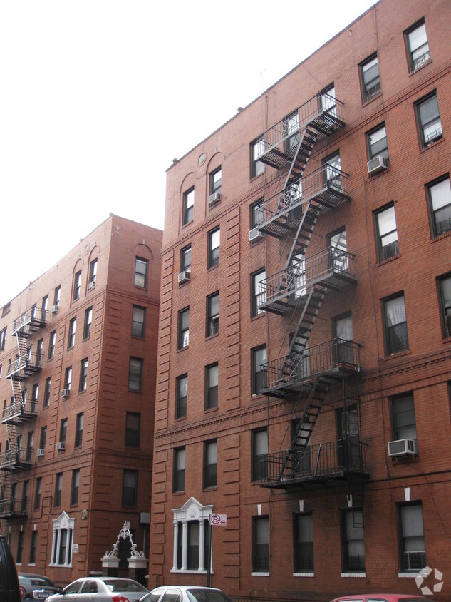 Primary Photo - 200 East 18th St