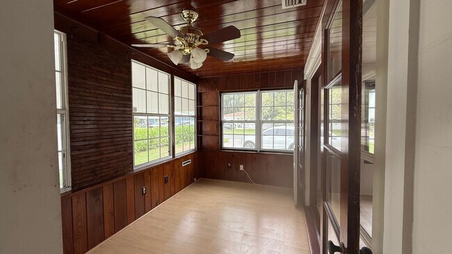 Building Photo - Annual 2 Bedroom + Den / 2 Bath Home – Sar...