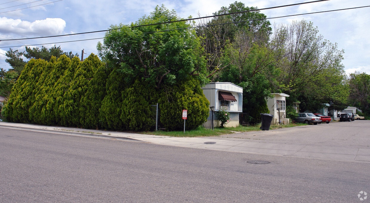 Dee Mar Mobile Home Park Apartments in Garden City, ID