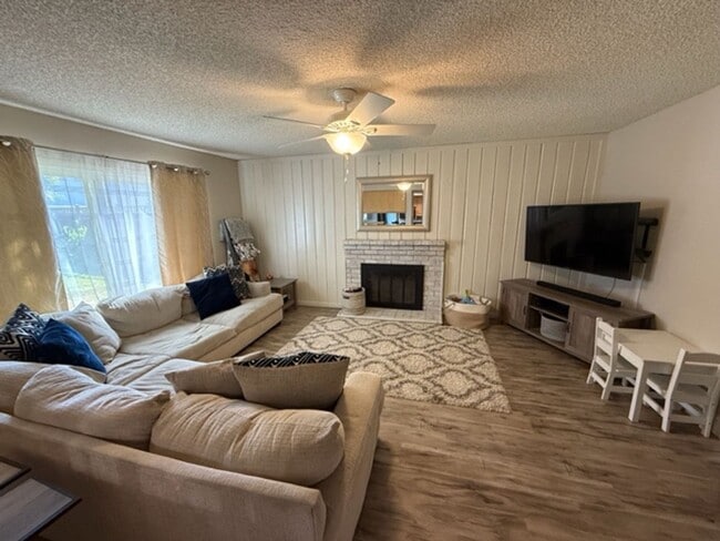Foto del edificio - 730 McKenzie Ct