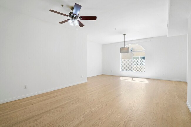 Building Photo - 14554 Dickens St