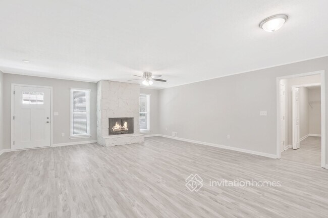 Building Photo - 6135 Hillpine Dr