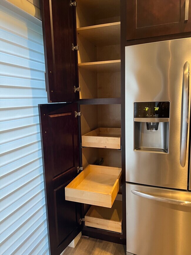 Despensa con estantes extraíbles - 10961 SW 11th Pl