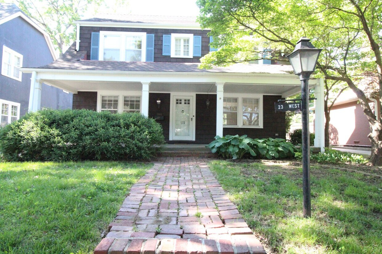 Foto principal - December FREE On This 3 Bedroom 1.5 Bath Home Just Minutes From Brookside