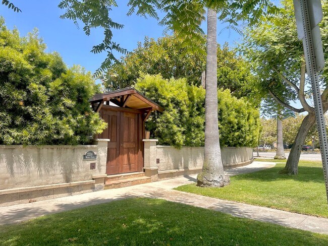 Foto del edificio - Meticulously Restored 1920s Craftsman on a Private, Hedged Lot | Pet Friendly!