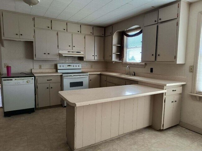 Building Photo - 145 Memory Ln