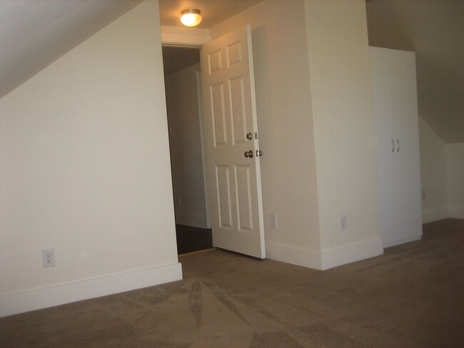 Building Photo - 8830