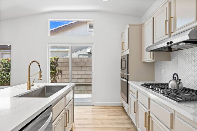 Building Photo - COMING SOON! STUNNING 4 bedroom, 3 bathroo...