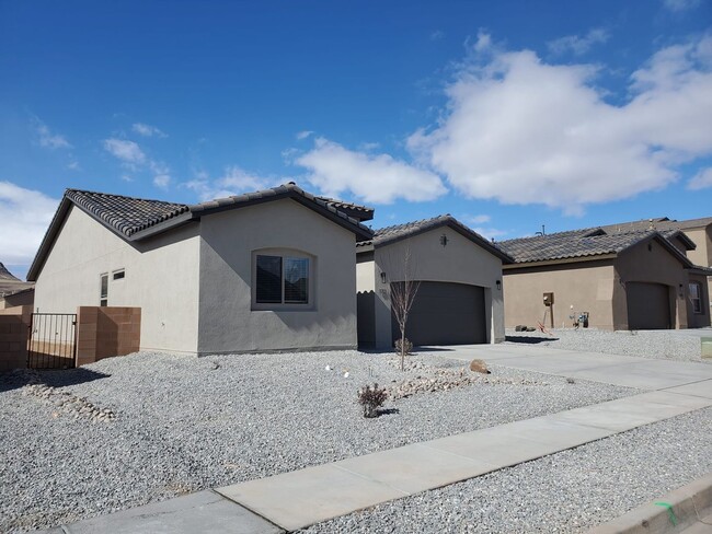 Building Photo - Los Lunas 3 bedroom! Tile Throughout! Refrigerated Air! Spacious living area