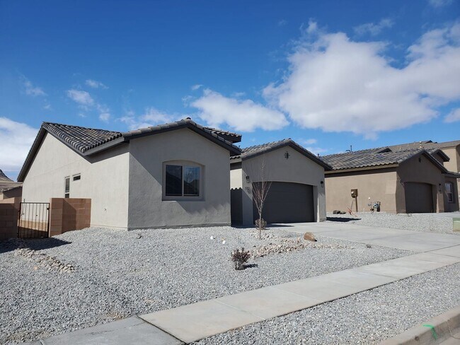 Foto del edificio - Los Lunas 3 bedroom! Tile Throughout! Refrigerated Air! Spacious living area