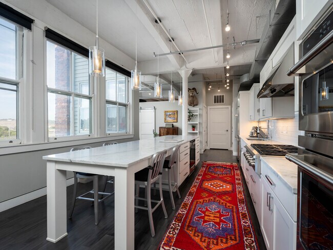 Foto del edificio - 335 W 5th St