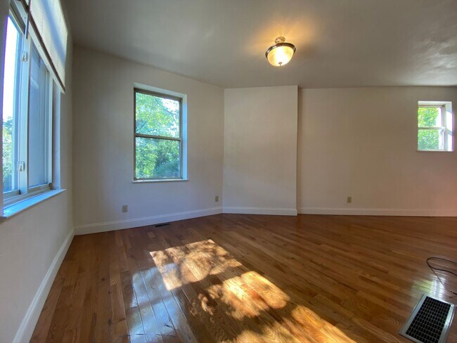 Foto del edificio - Rarely Available Four Bedroom in Squirrel Hill! Fully Equipped Kitchen! Call Today!